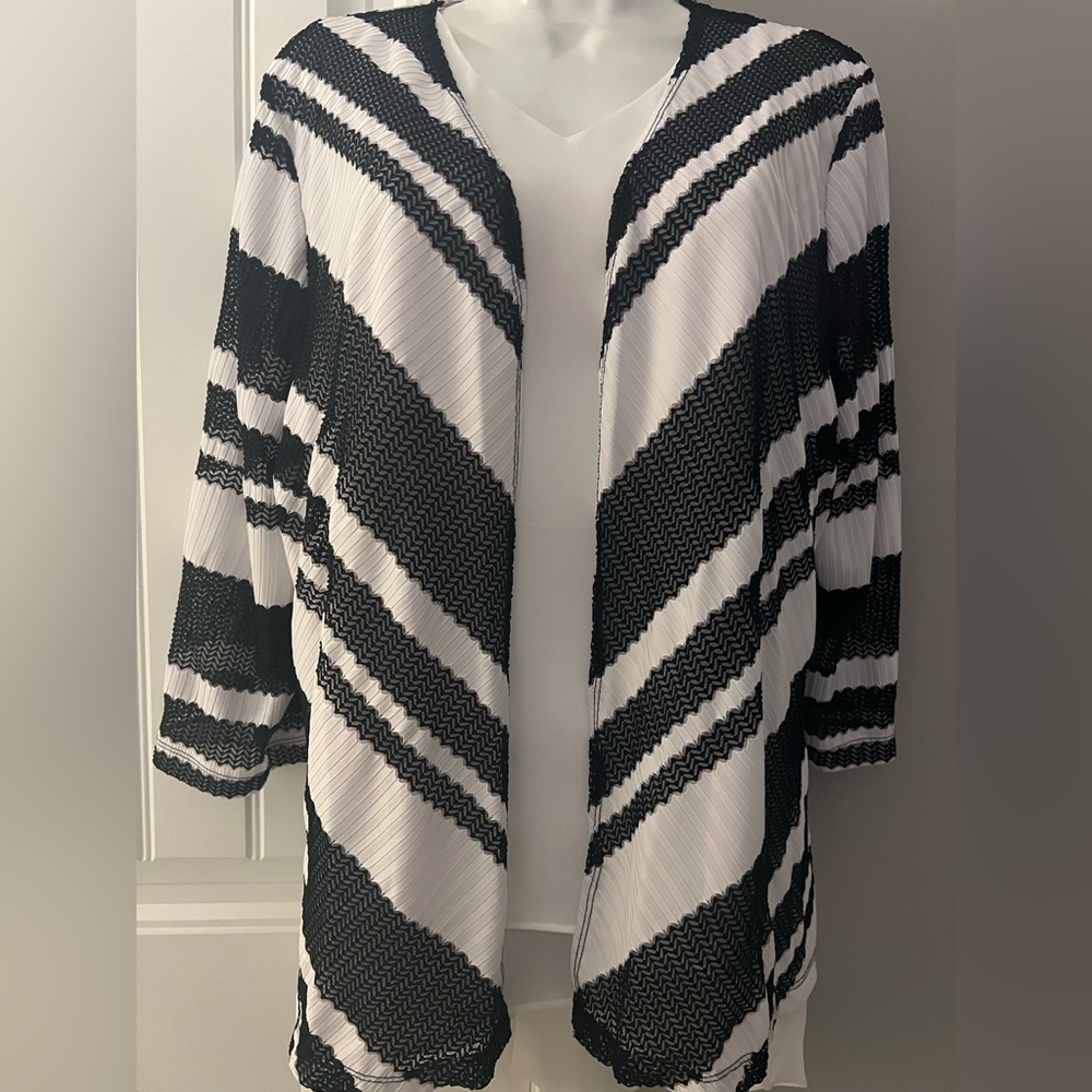 NWOT CHICOS TOPPER/TOP  SZ 2 BLK/WHITE